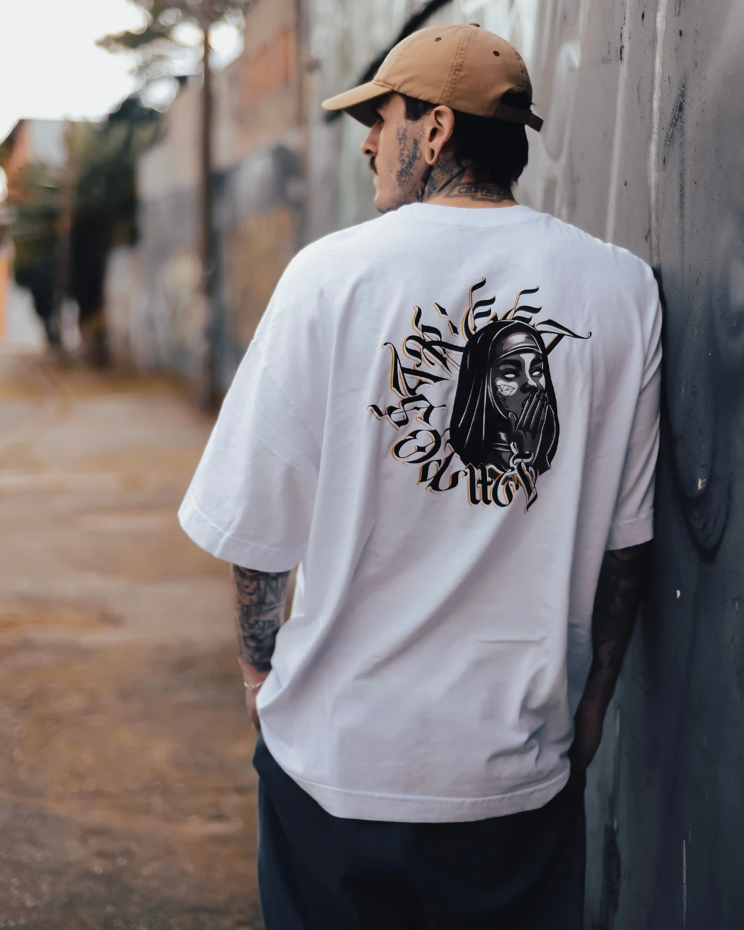 Camiseta Oversized Premium Faith - Costas Branca Modelo