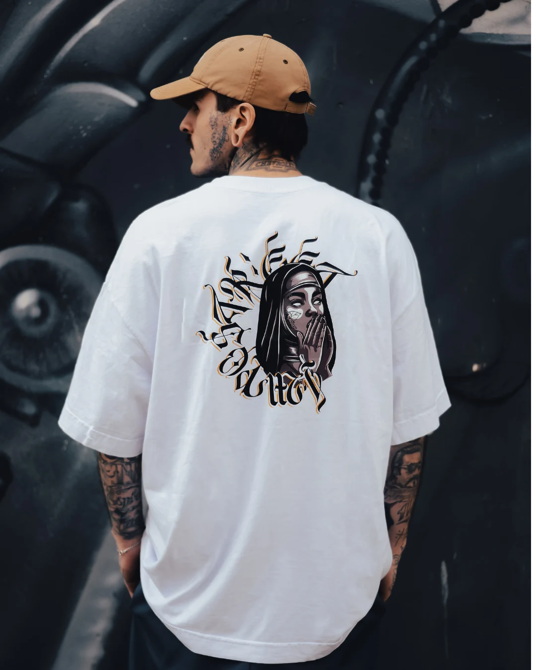 Camiseta Oversized Premium Faith - Costas Branca Modelo