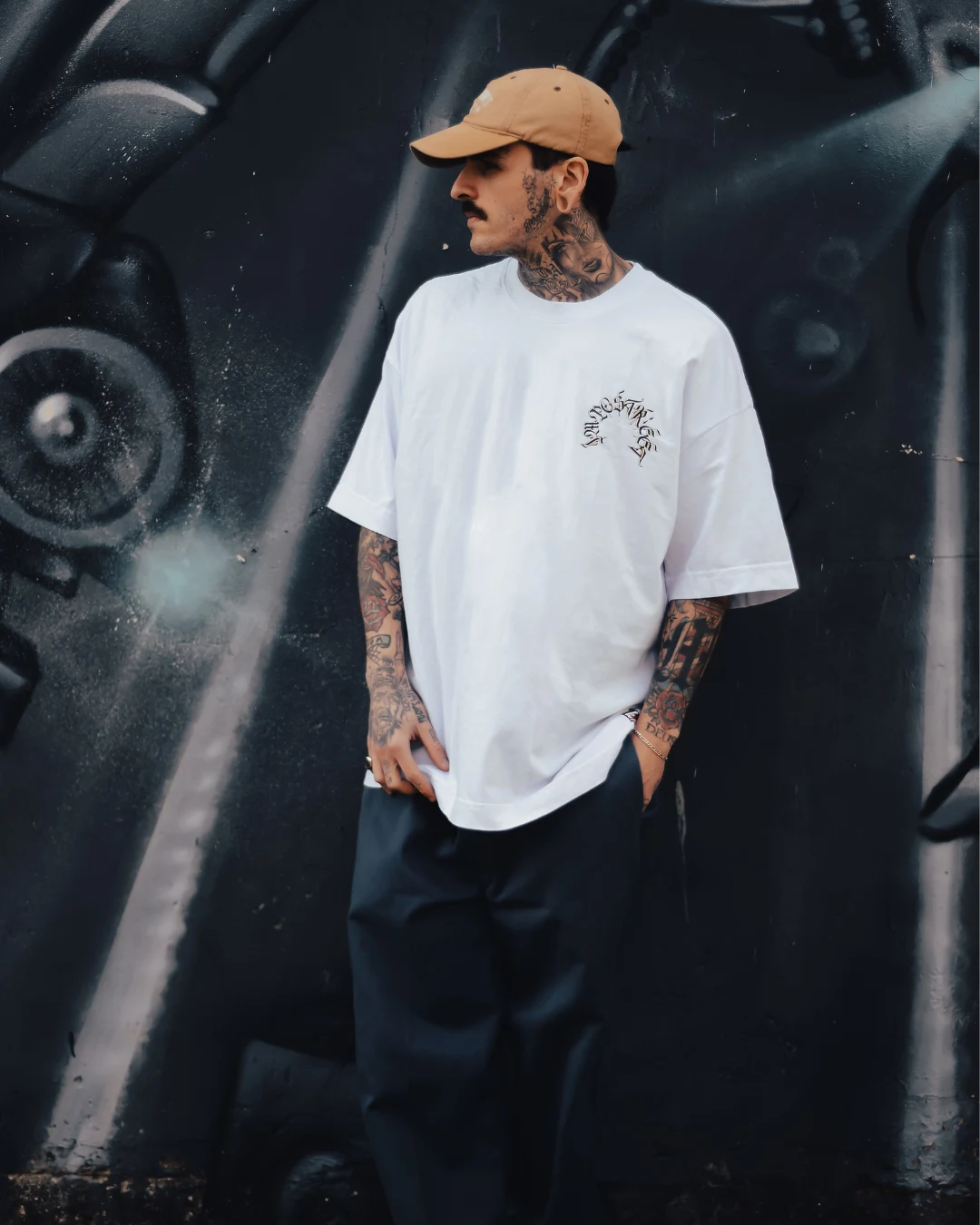 Camiseta Oversized Premium Faith - Costas Branca Modelo